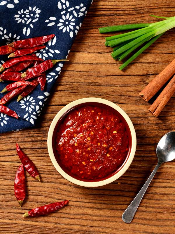 辣酱配红椒与香料图片