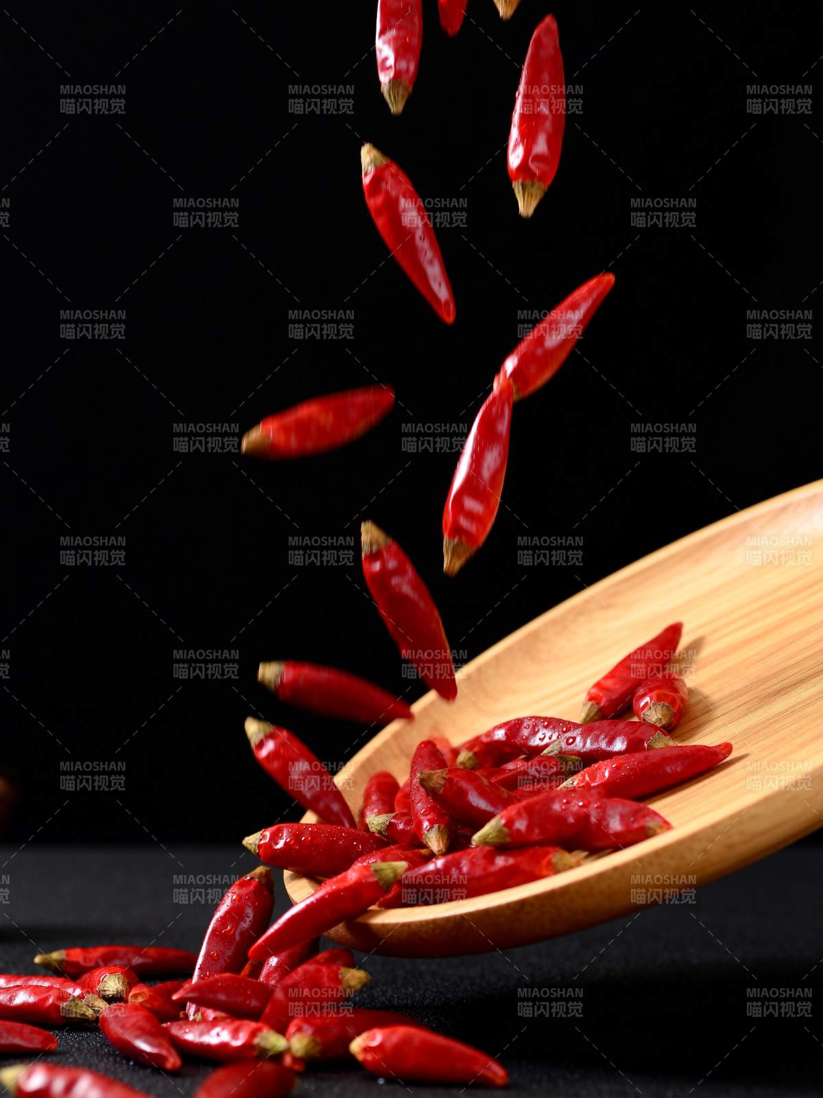 红椒飞溅入木勺图片