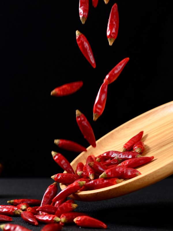 红椒飞溅入木勺图片