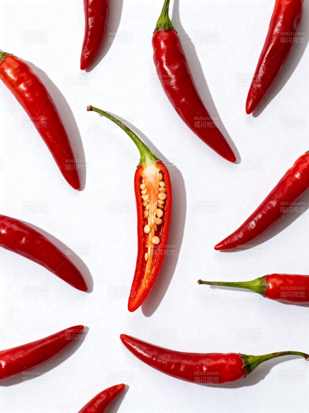 红椒环绕 一剖见籽图片