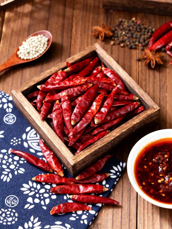 红辣椒与香料摆盘图片