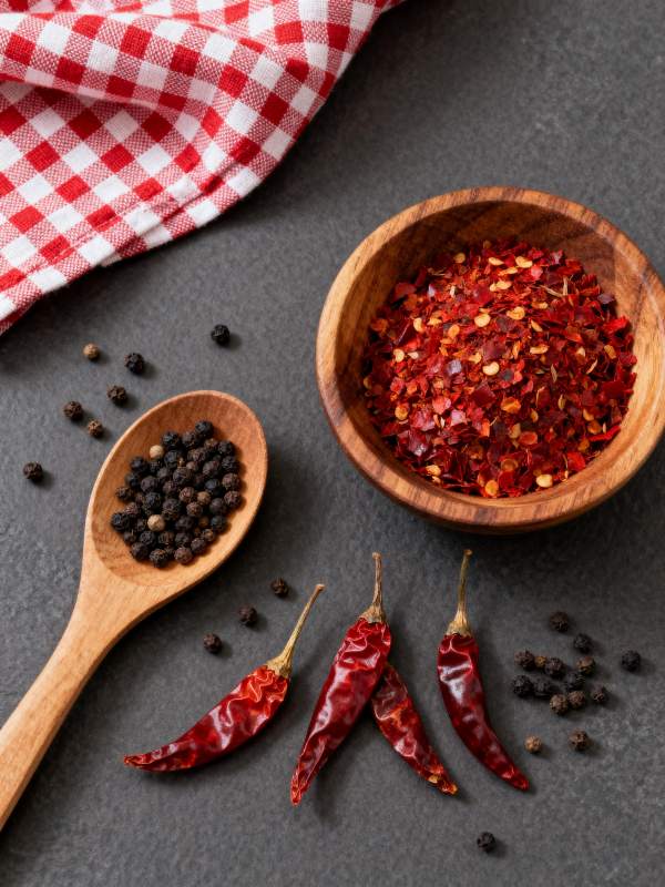 辣椒与胡椒的香料组合图片