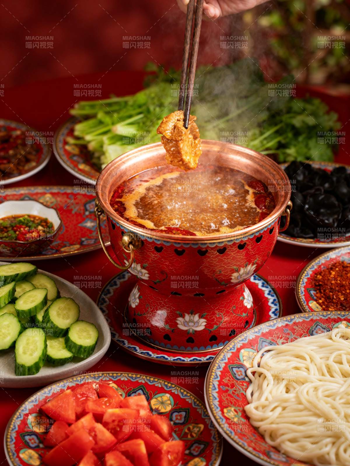 热气腾腾的火锅宴图片