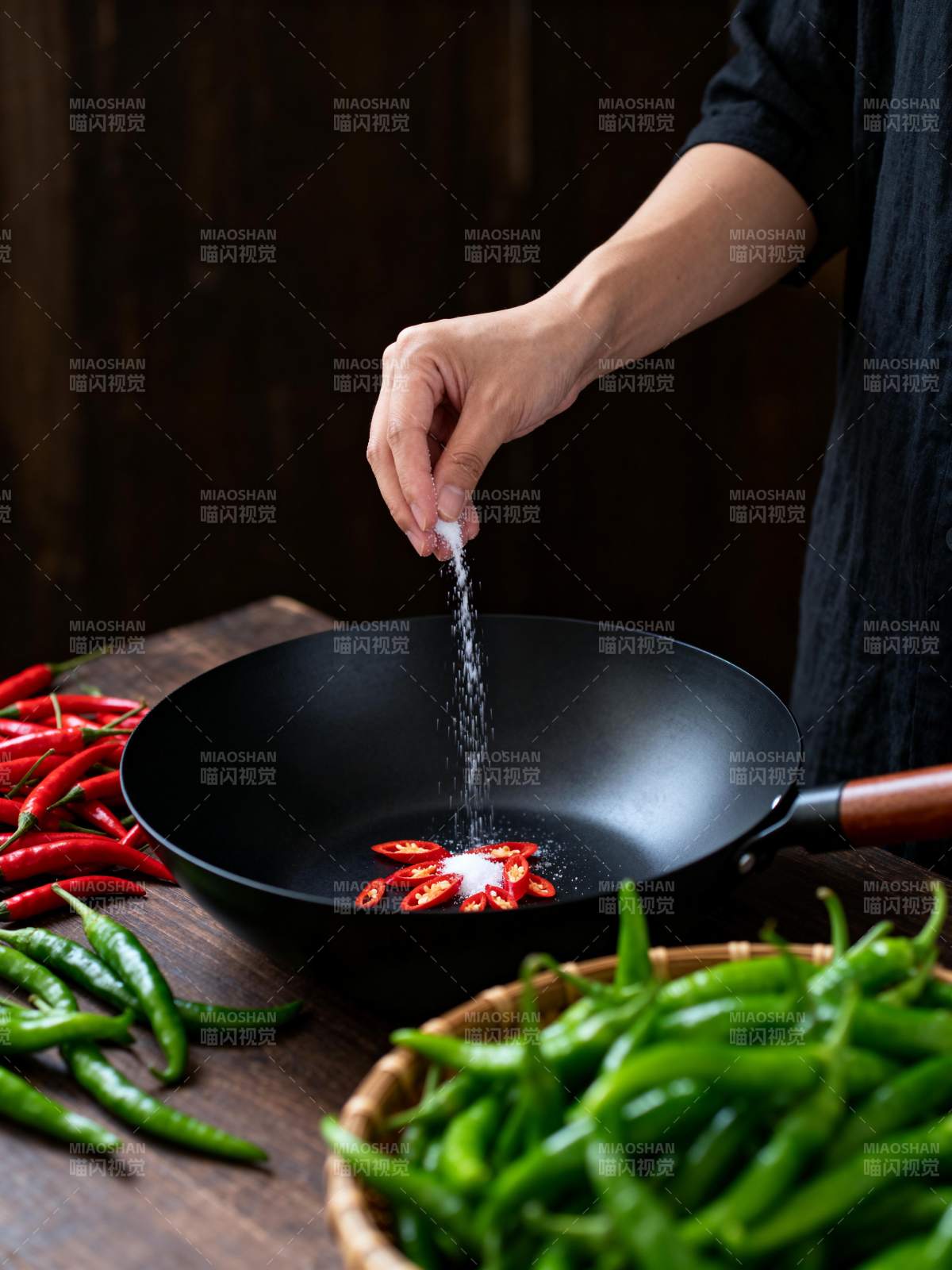 盐撒红椒炒香图片