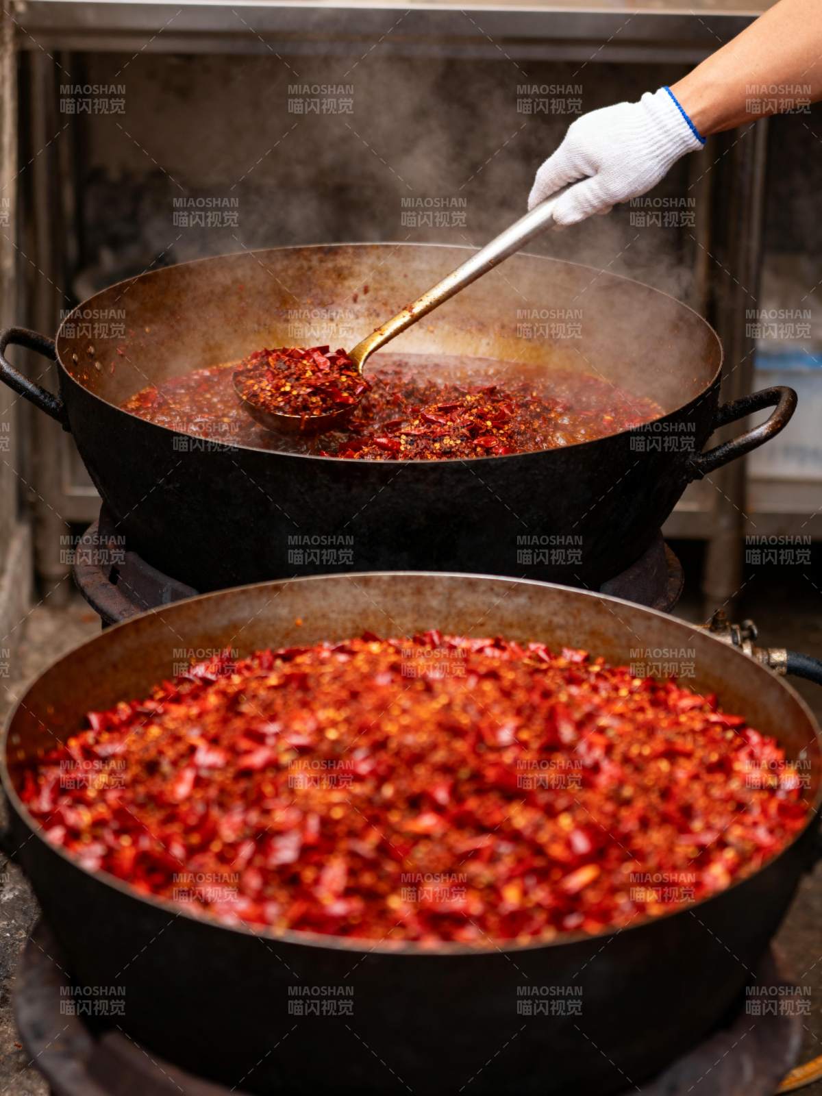 辣酱翻炒中图片