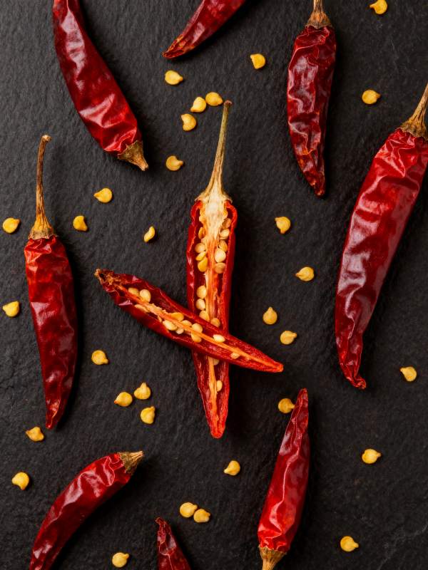 红辣椒与籽粒特写图片