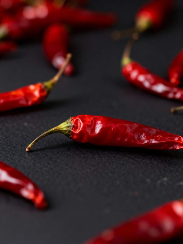 红椒点缀黑背景图片
