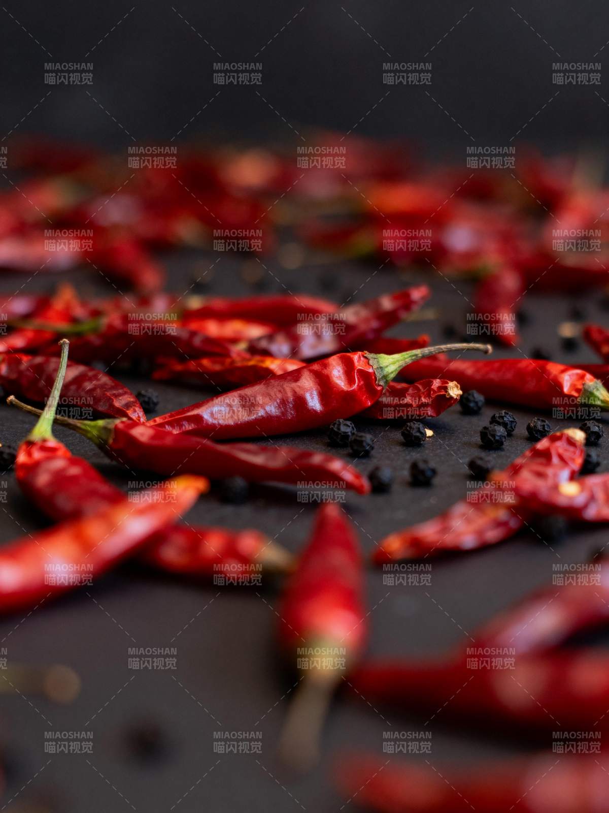 红椒与黑胡椒图片
