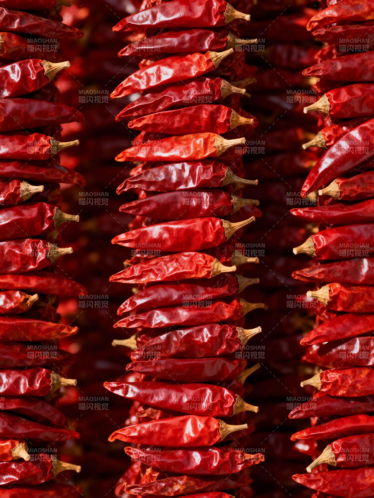 红辣椒串挂满墙图片