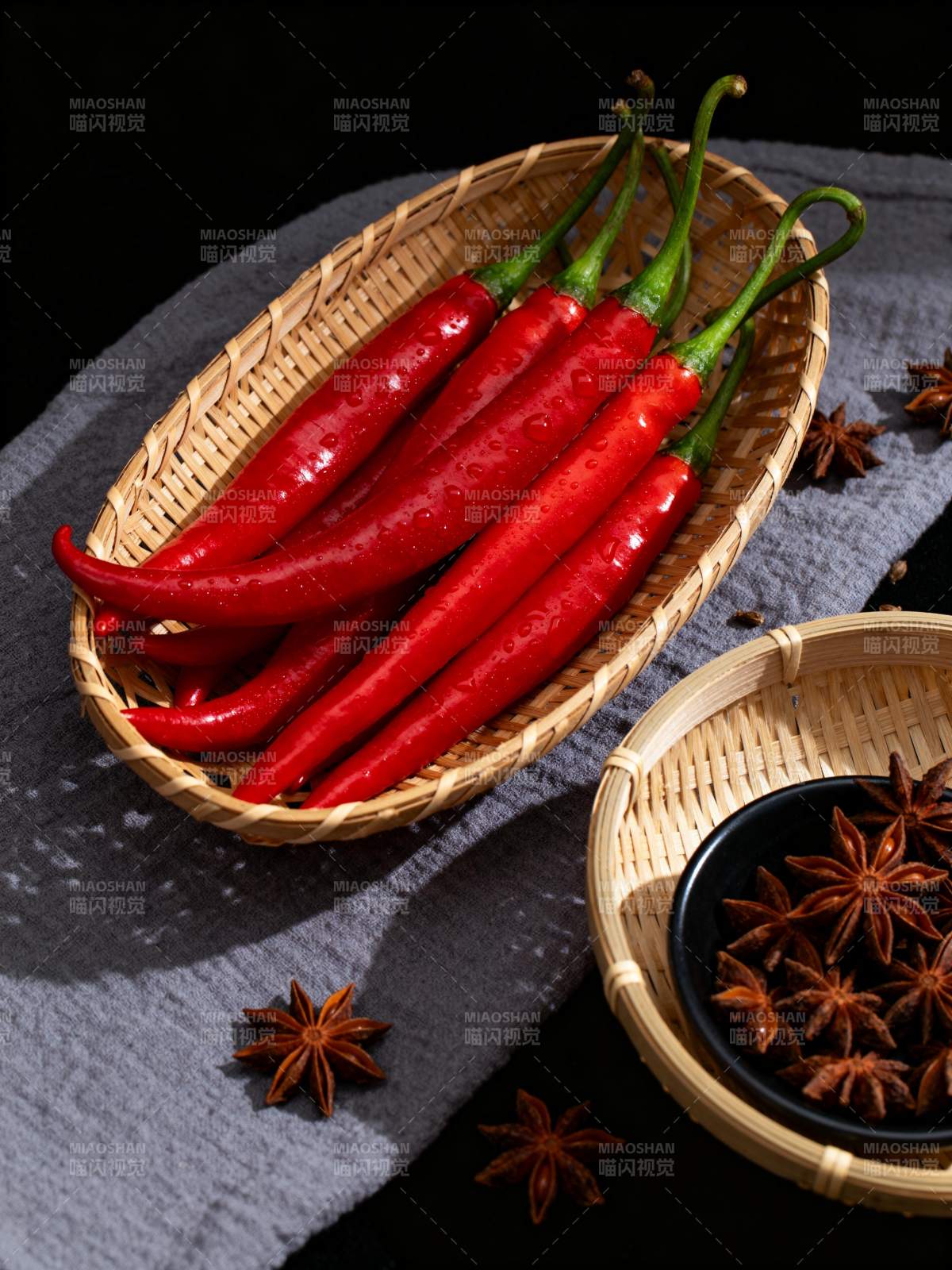 红椒与八角香料图片