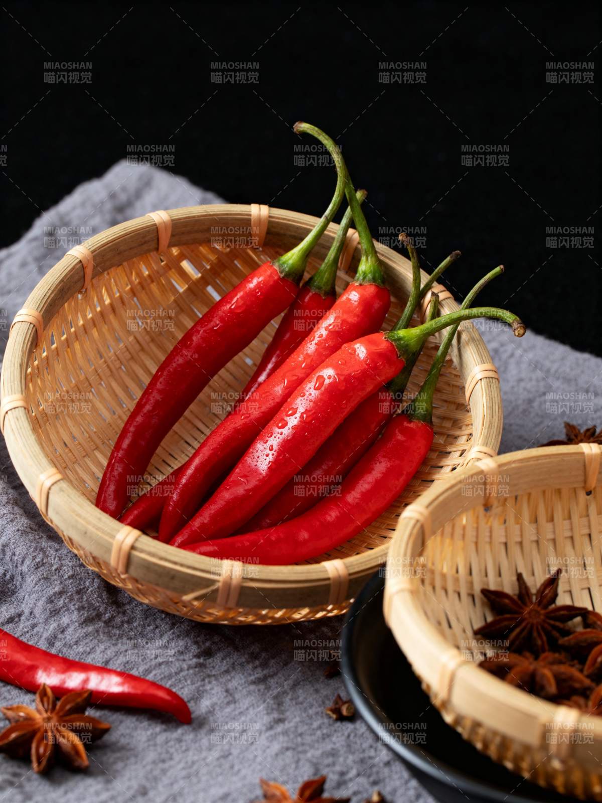 红椒与八角的静物图片