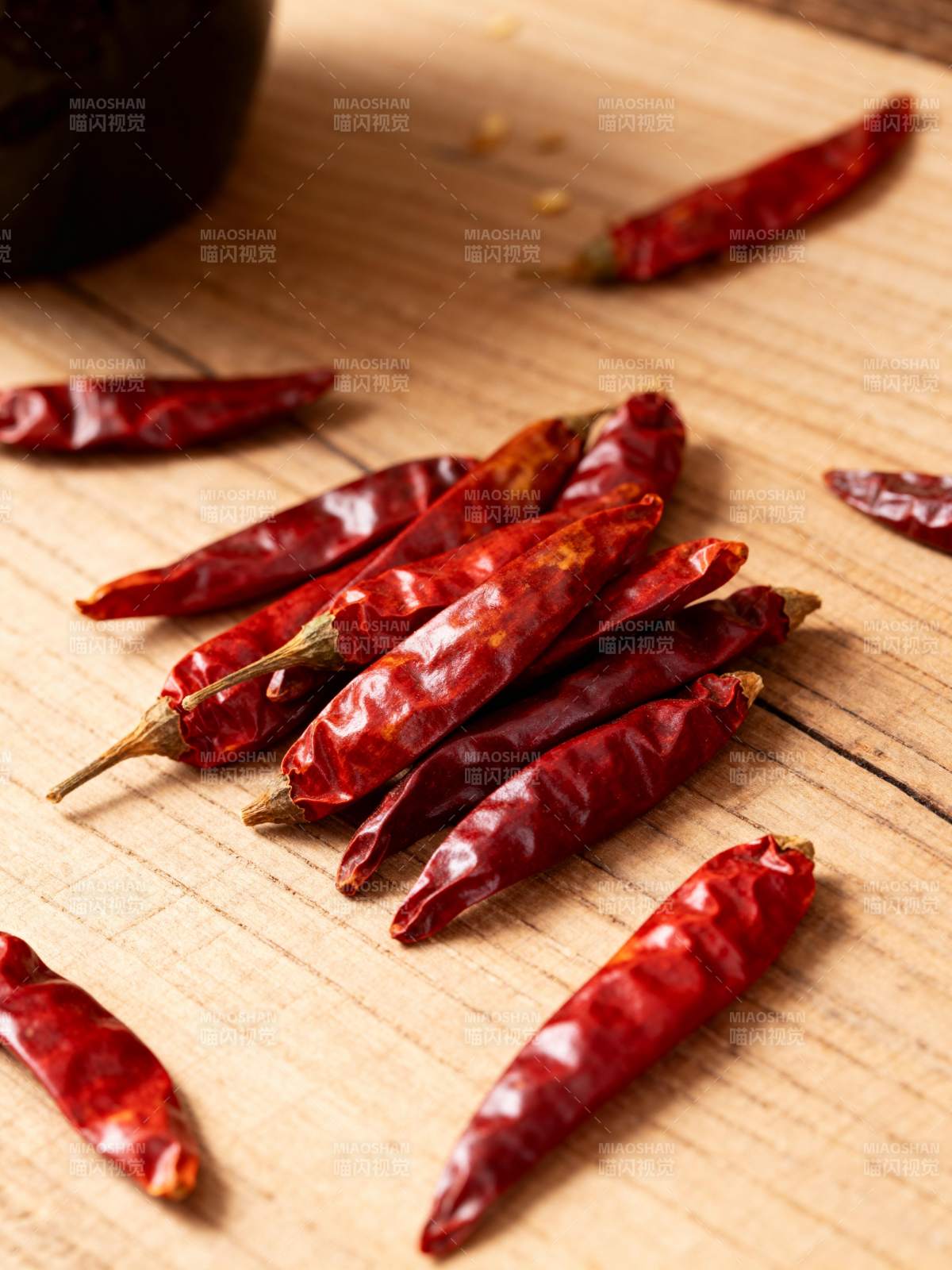 干辣椒散落木桌图片