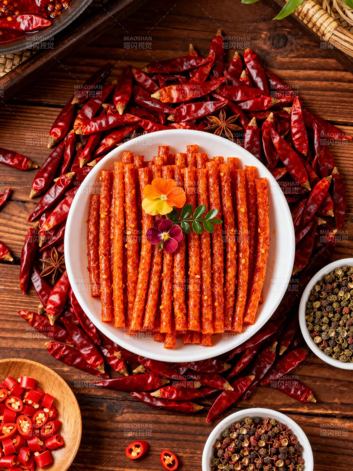 麻辣香肠配辣椒图片