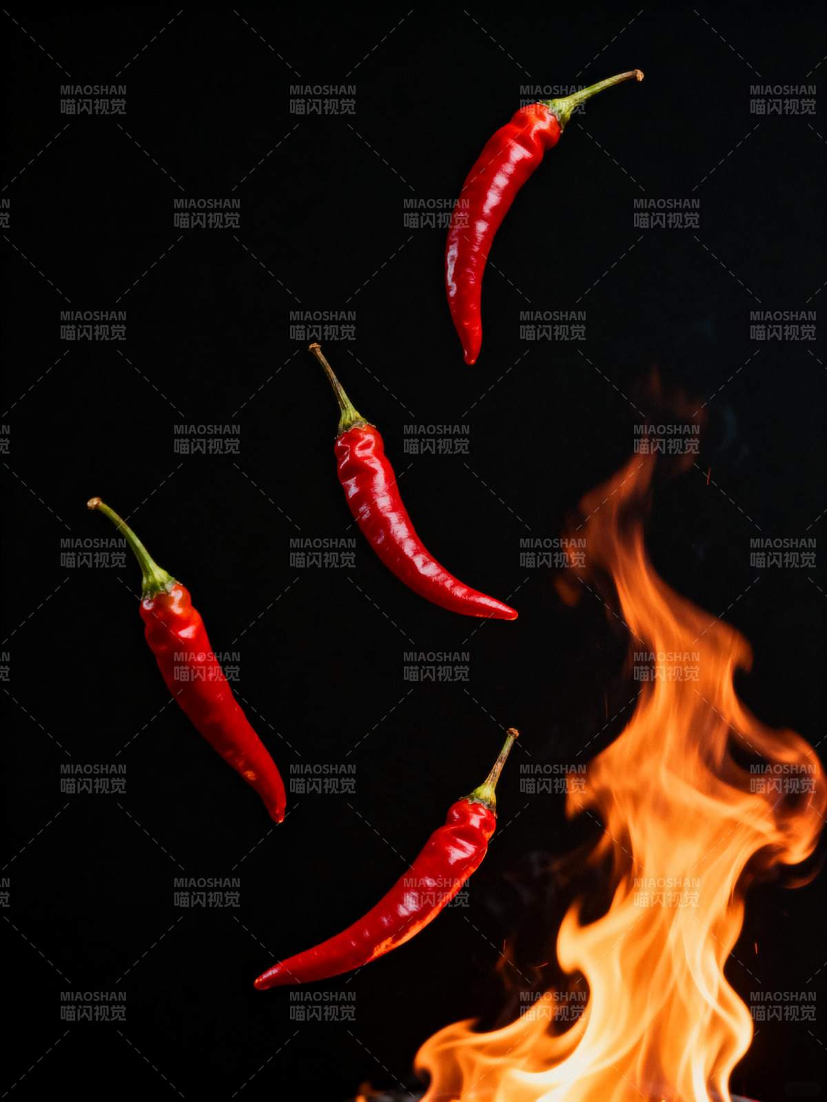 辣椒飞舞火焰中图片