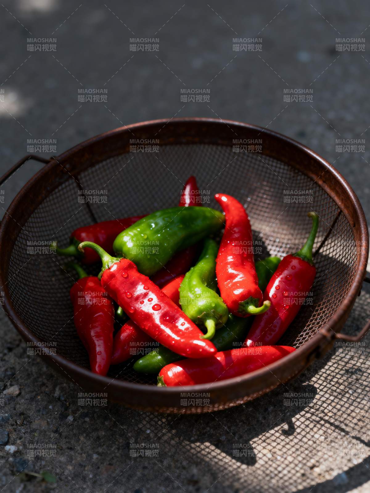 红绿辣椒筛中鲜图片