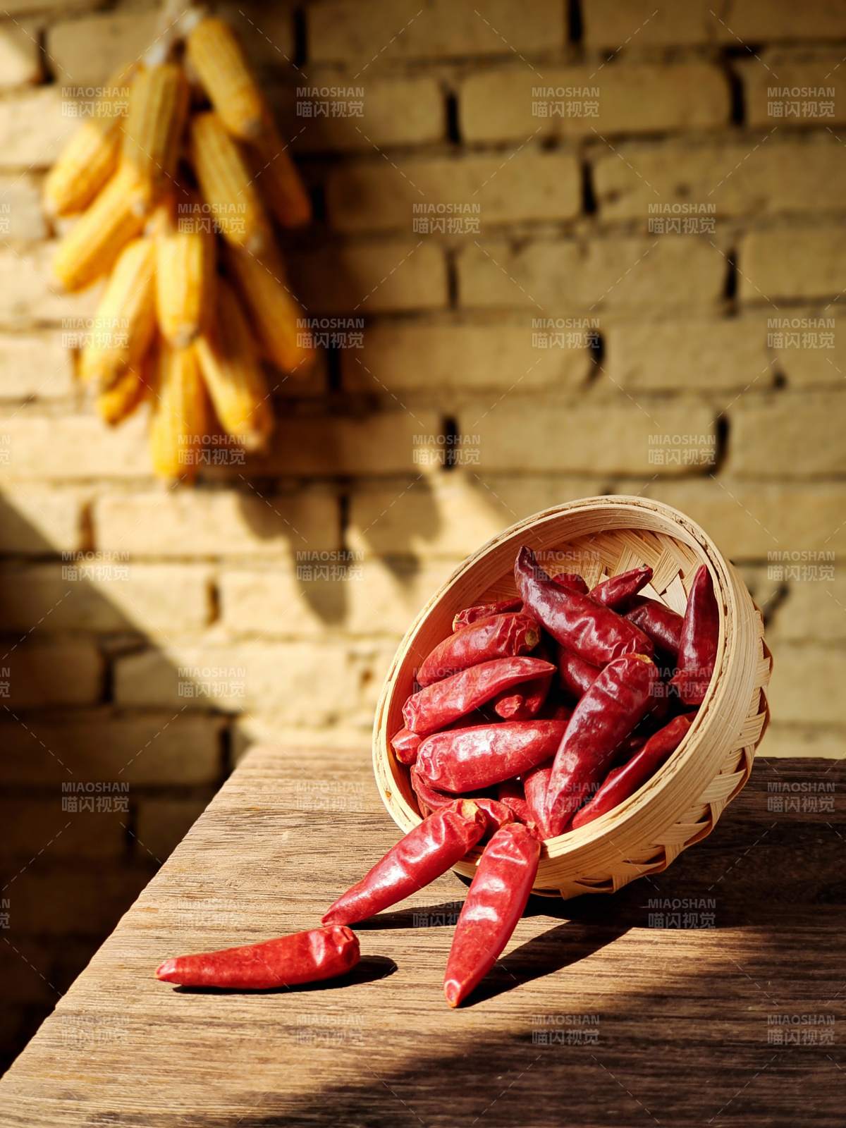 红椒与玉米的静谧时光图片