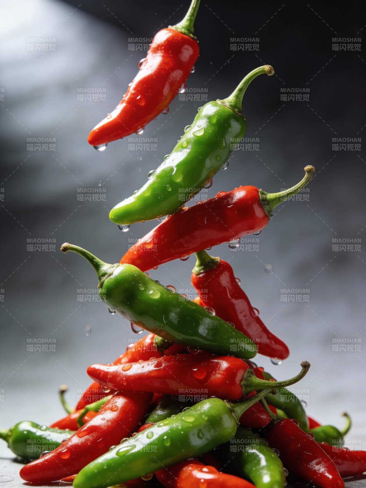 辣椒飞舞 水珠晶莹图片