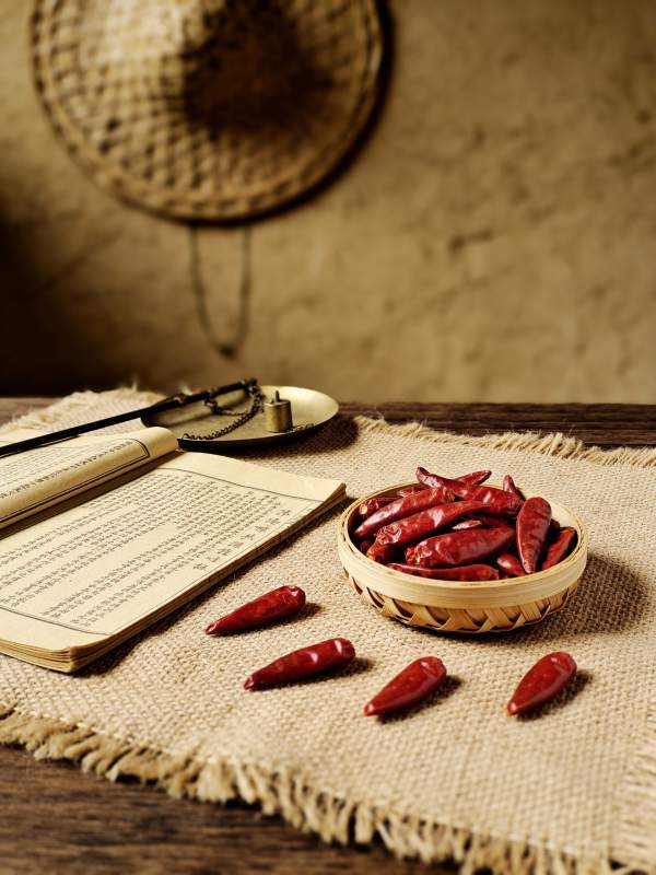 辣椒与古书静物图片