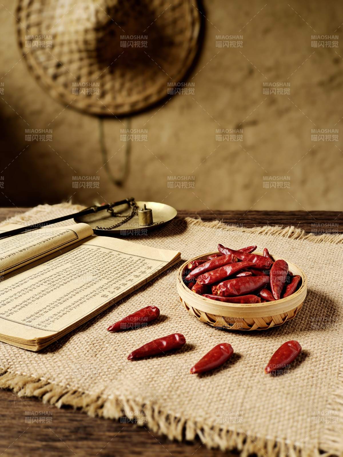 辣椒与古书静物图片