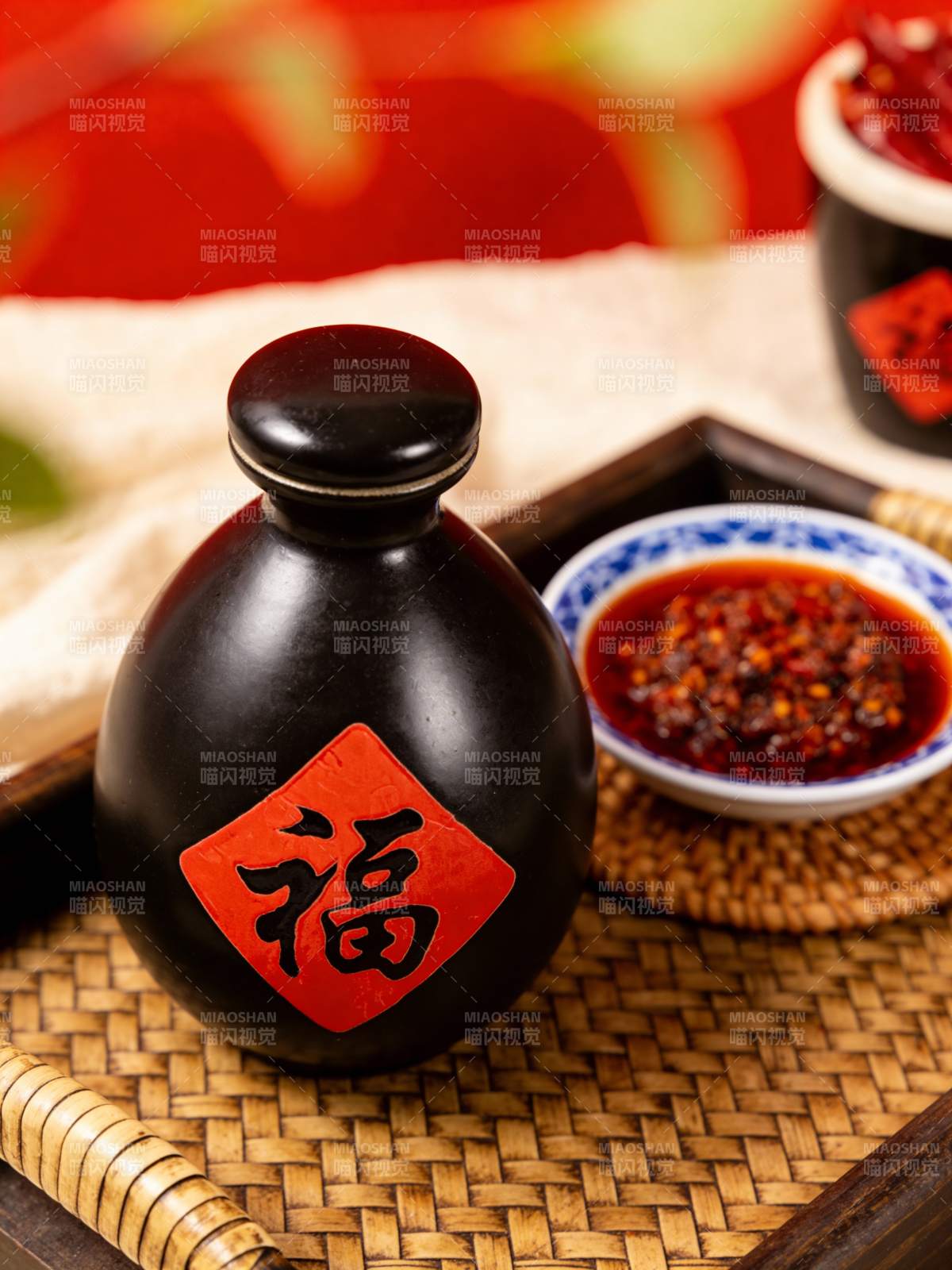 福字酒瓶配辣酱图片