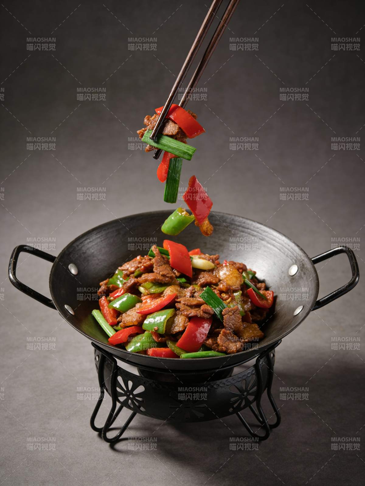 炒菜美味 筷子夹起图片