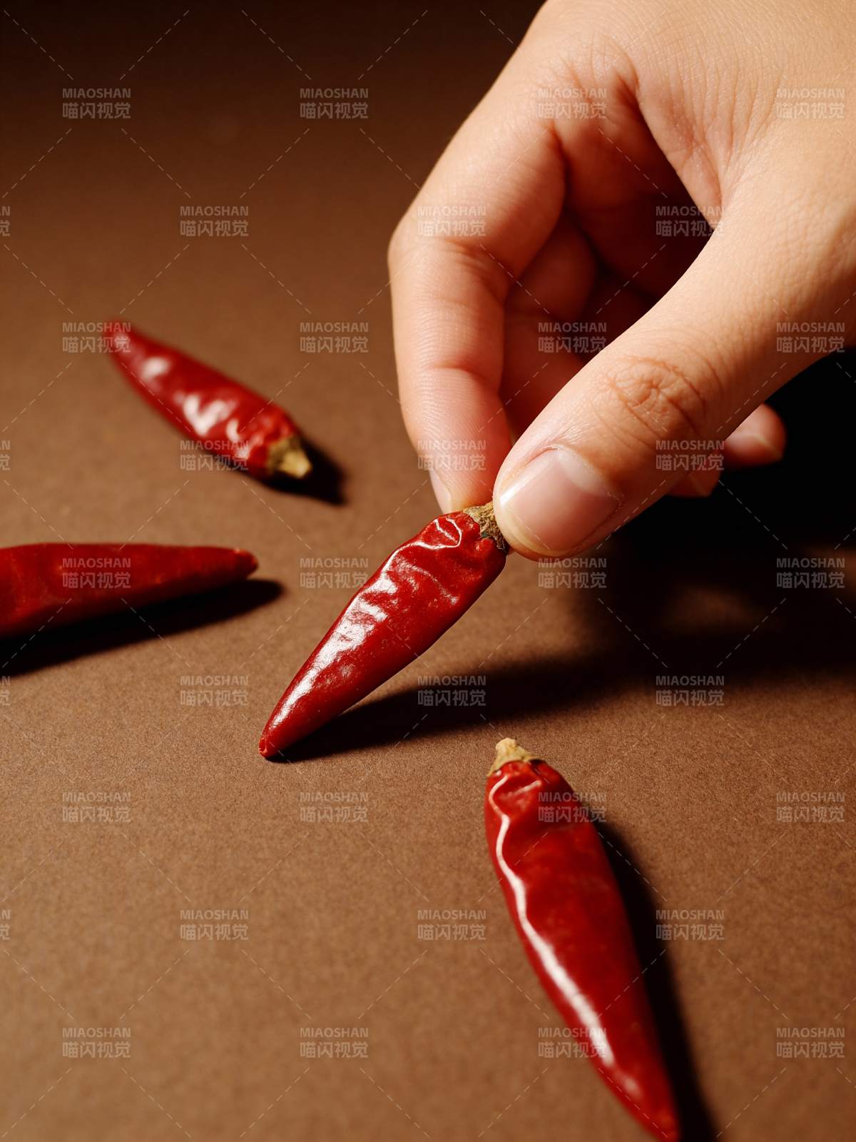 红椒在手图片