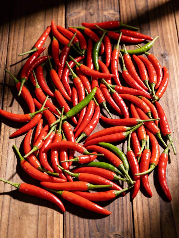 红辣椒堆叠木桌图片