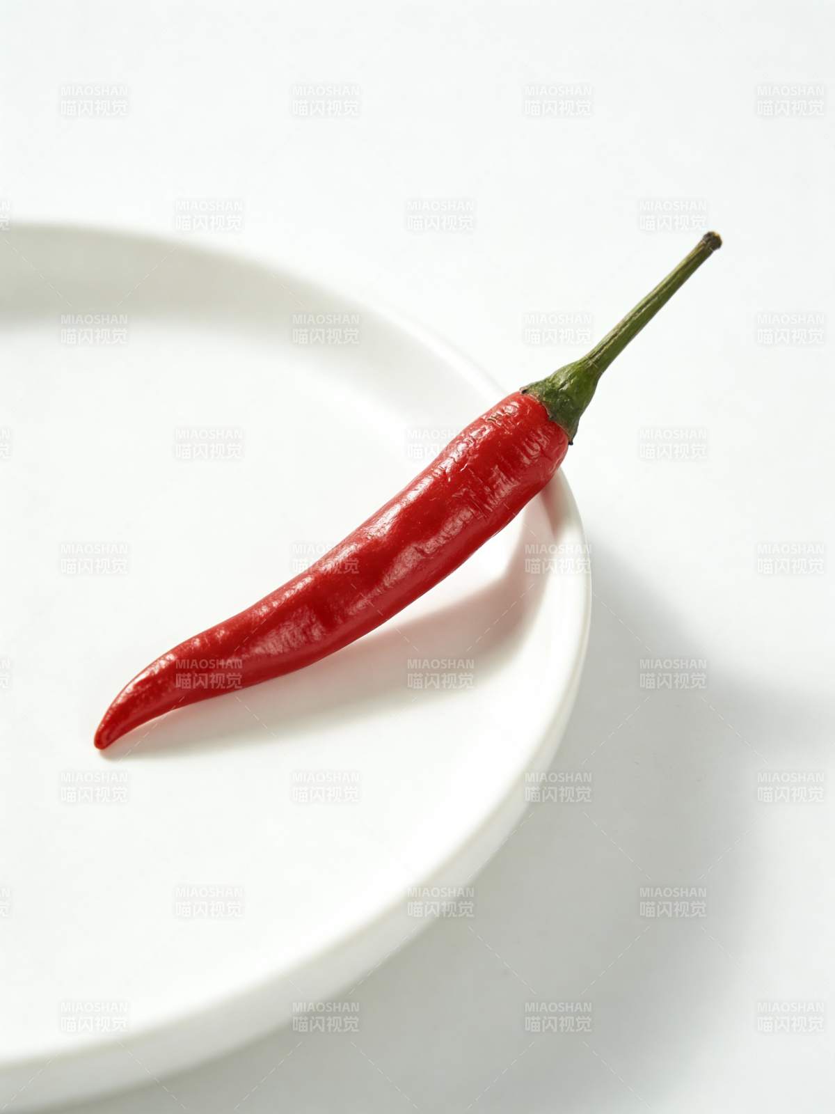 红辣椒静置于白盘图片