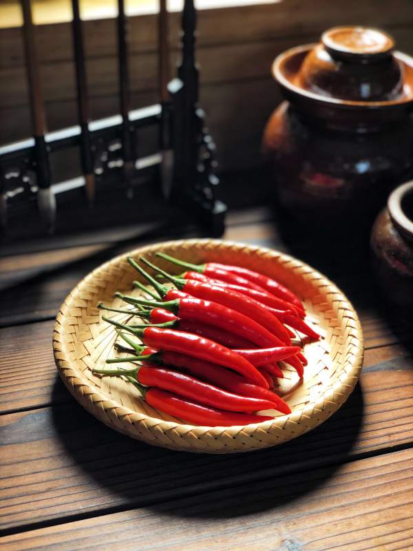 红椒静置竹编盘图片