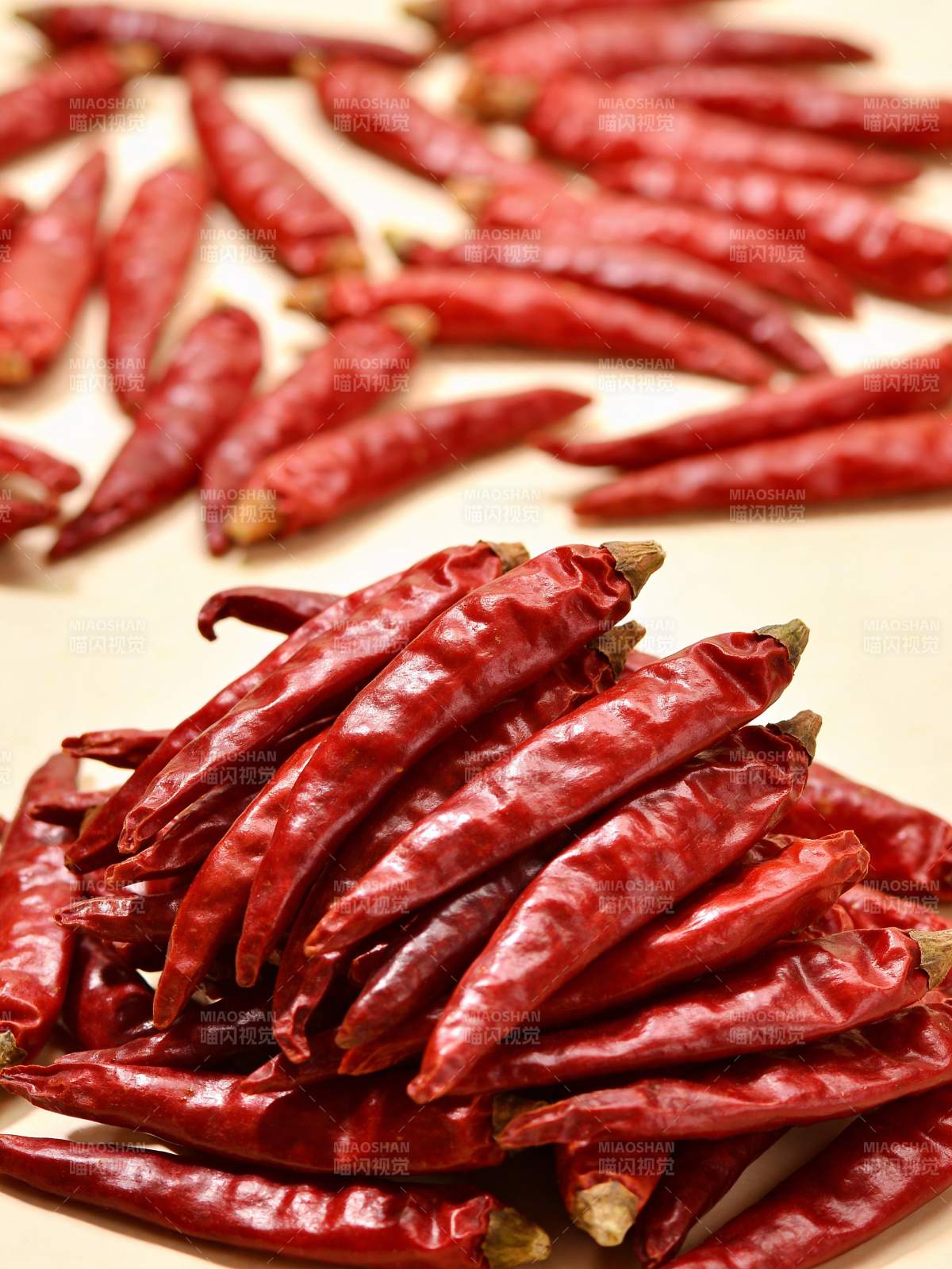 红辣椒堆叠特写图片