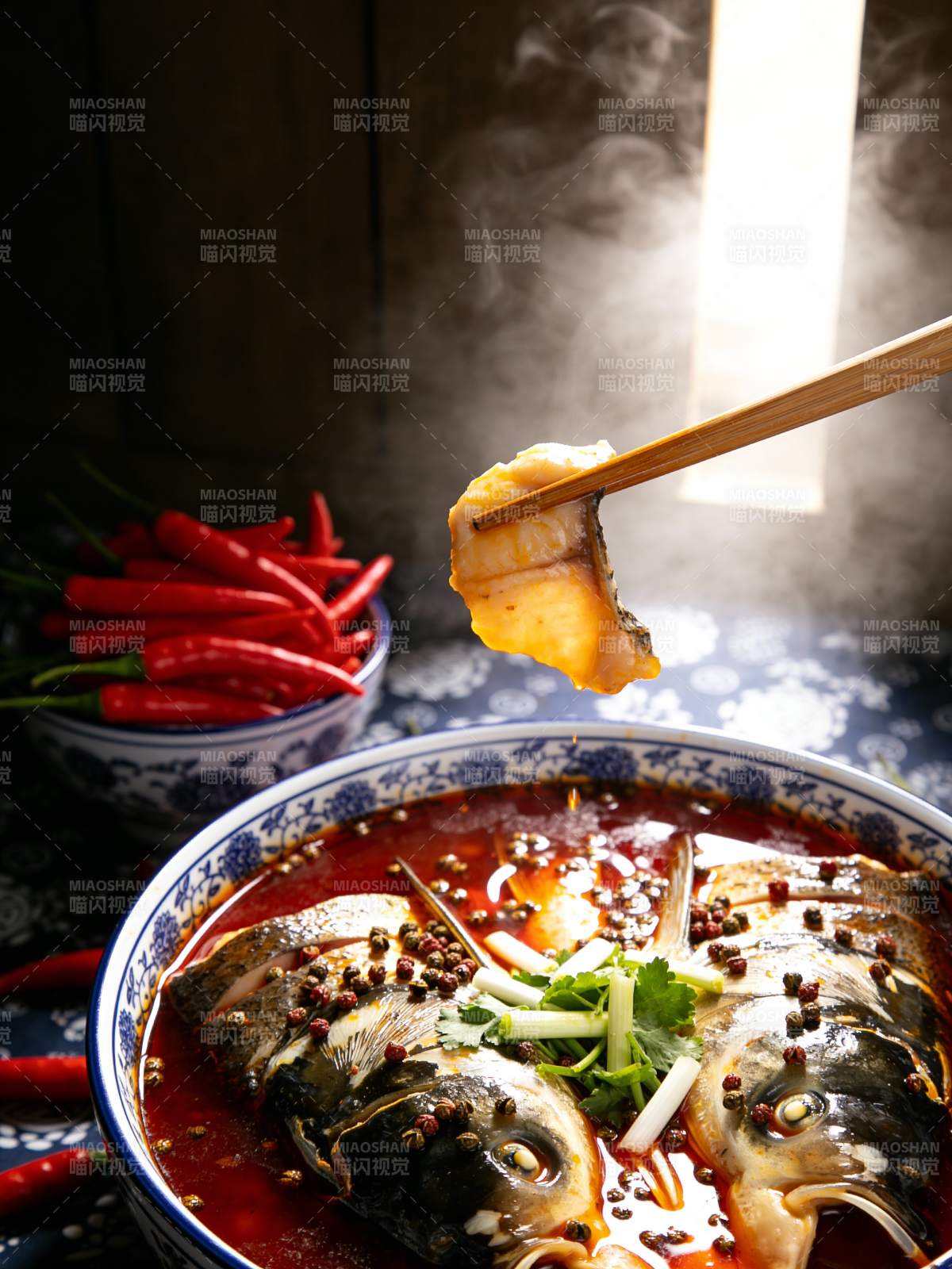 麻辣鱼头鲜香四溢图片