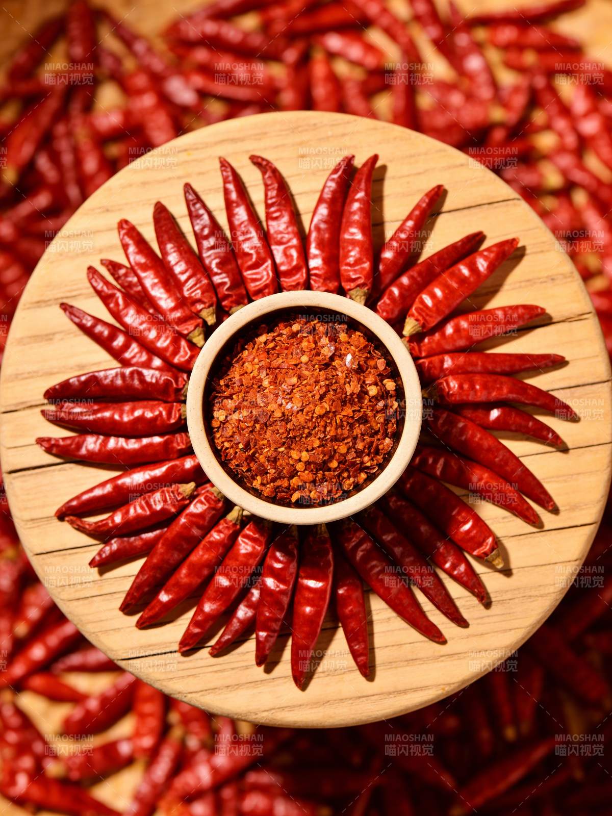 红椒环绕辣椒粉图片