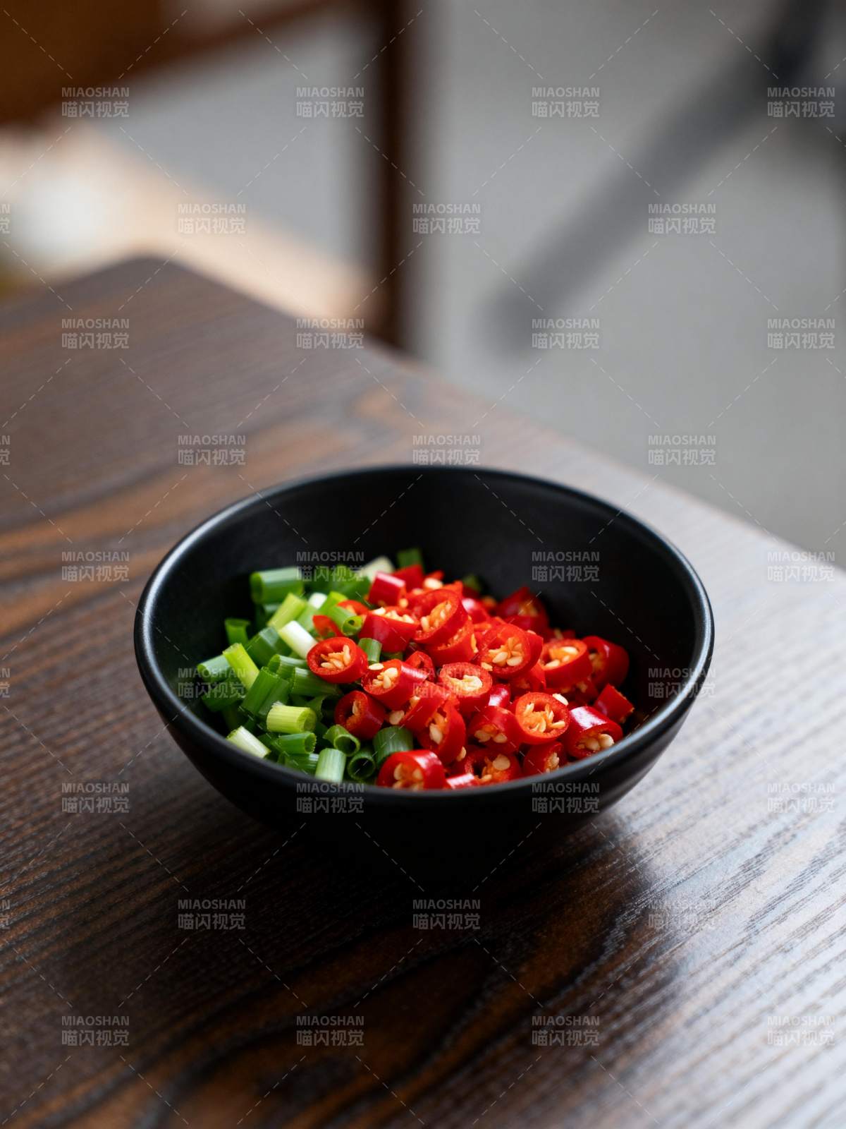 红椒青葱小碟图片