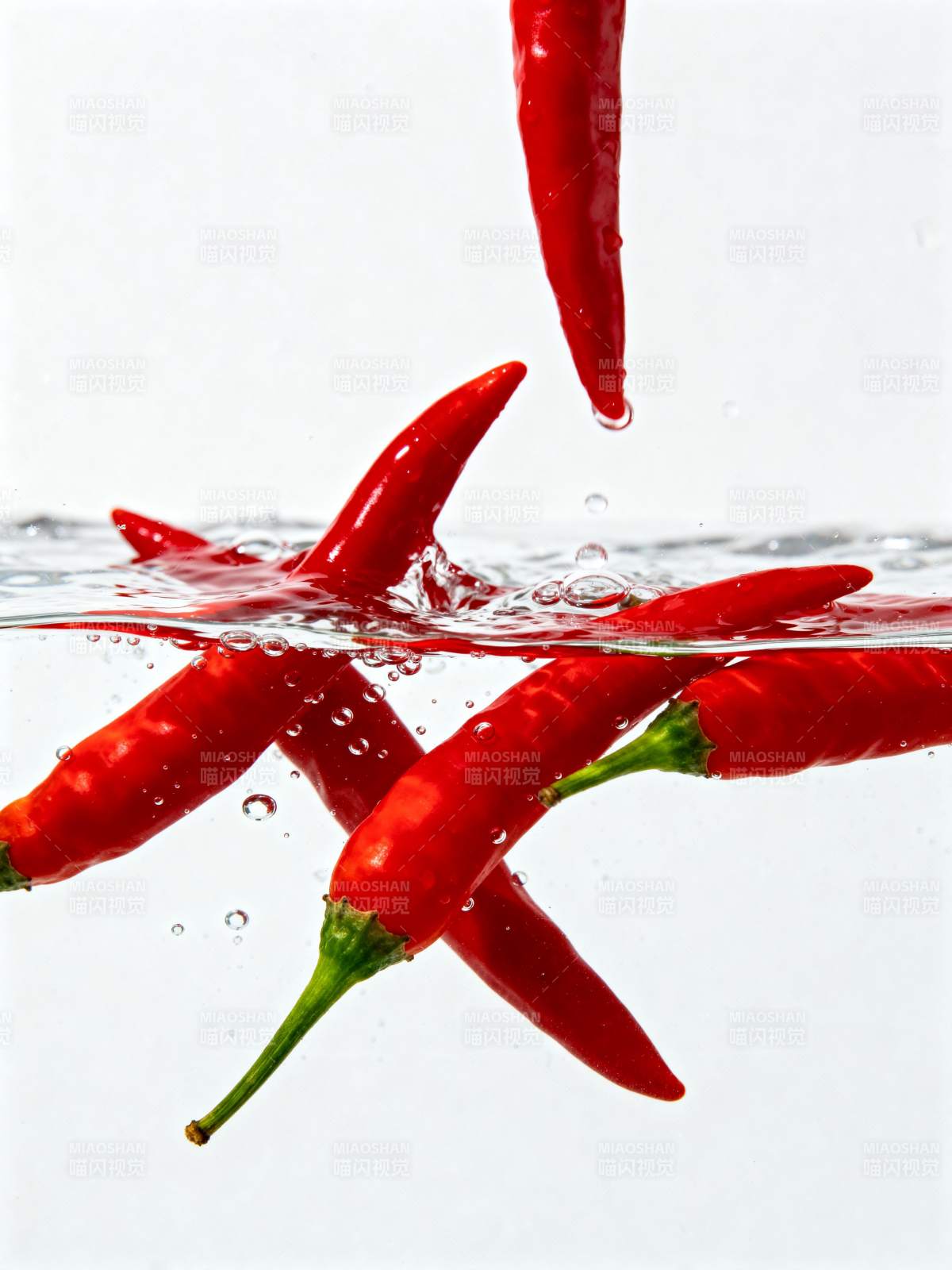 辣椒入水瞬间图片