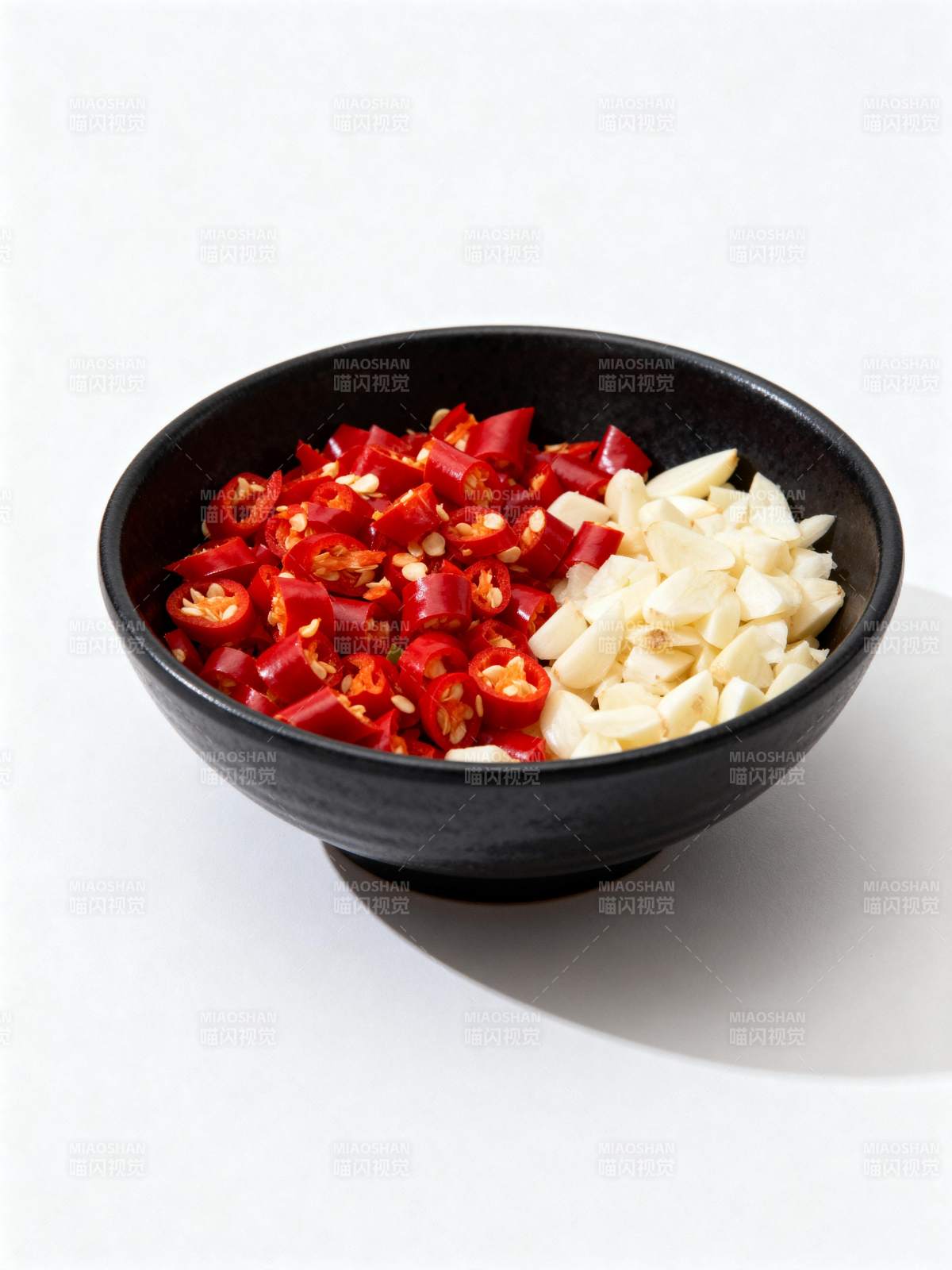 红椒蒜片拌碗图片