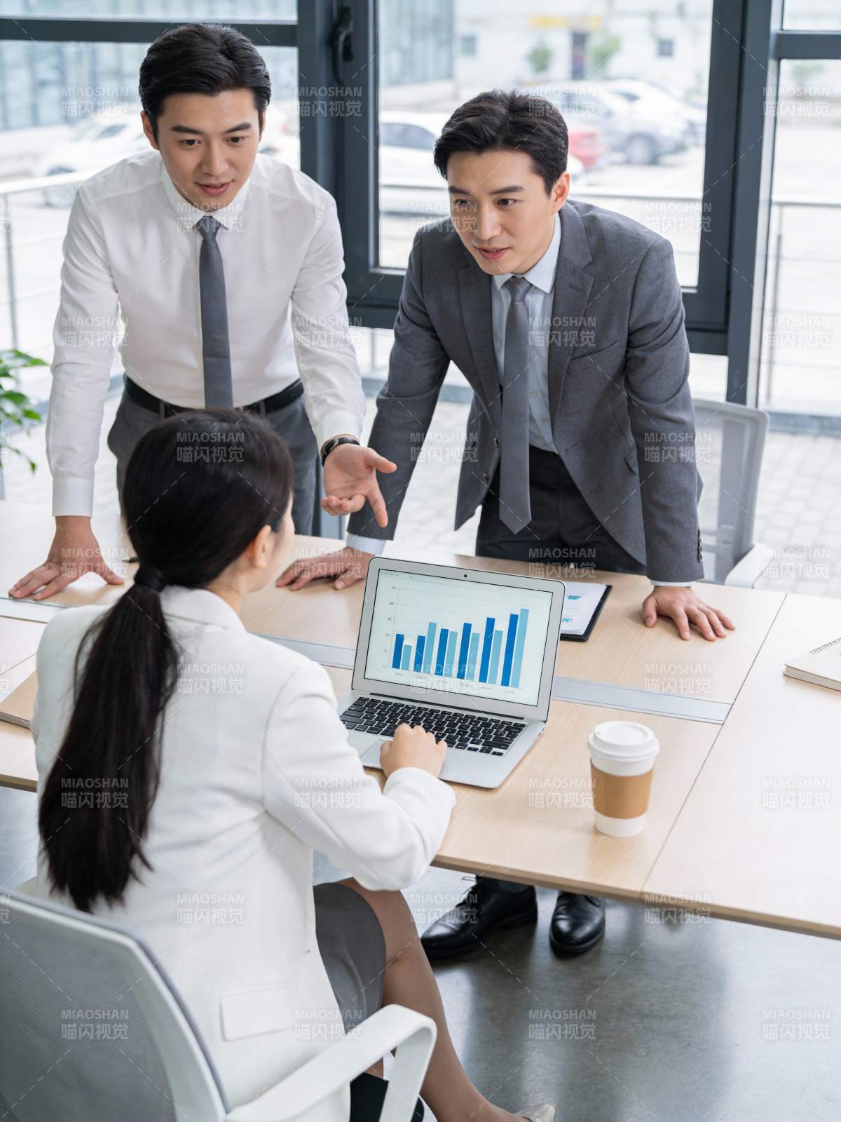 商务会议讨论数据图片
