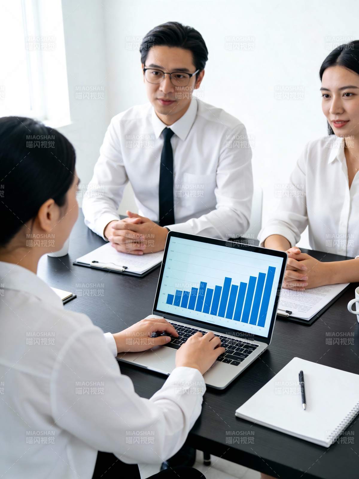 商务会议数据分析图片