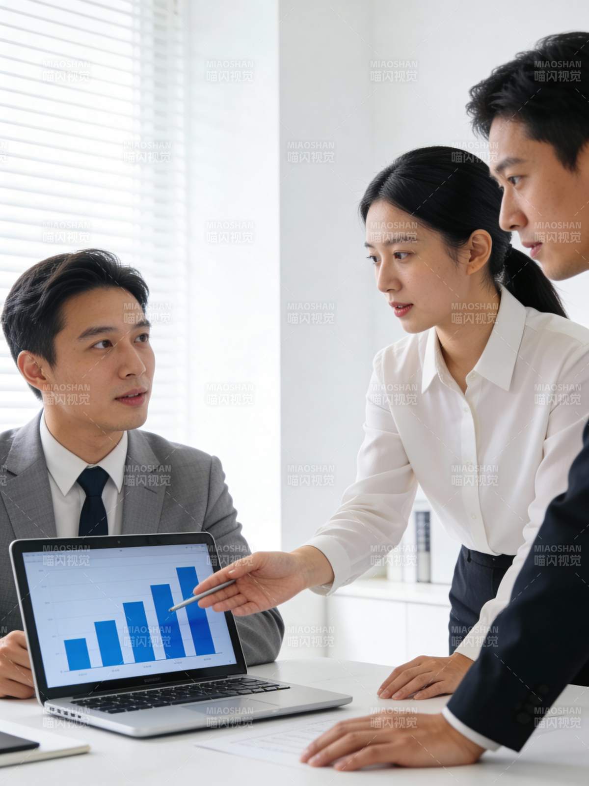 团队讨论数据分析图片