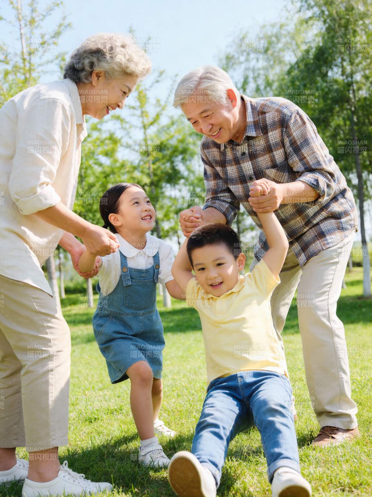 祖孙同乐公园行图片