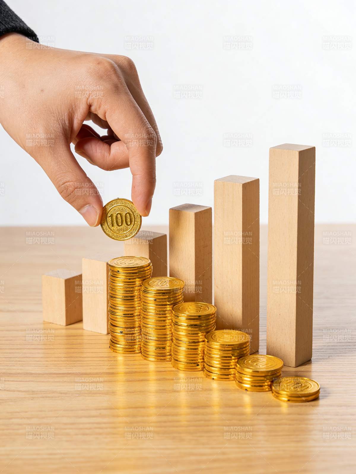 金币堆叠成长条图图片