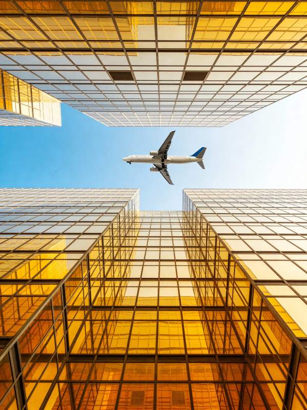 高楼间飞过的飞机图片