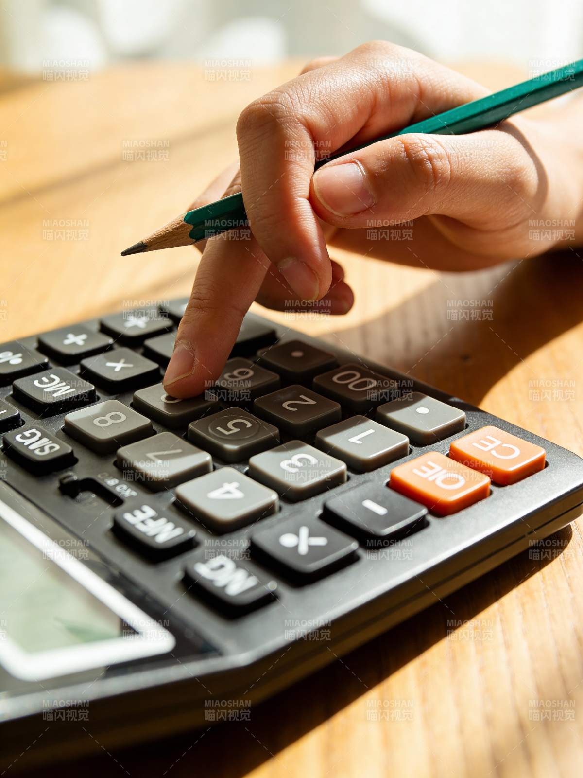 手握铅笔按计算器图片