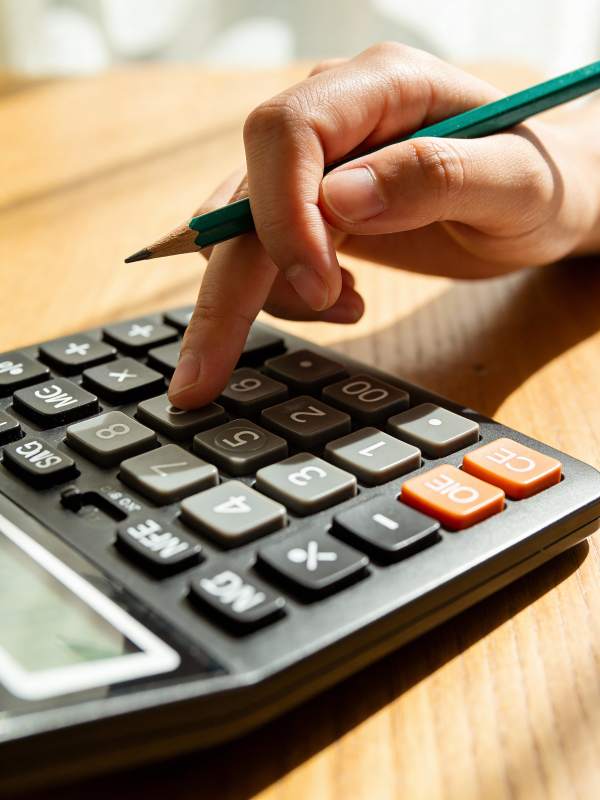 手握铅笔按计算器图片