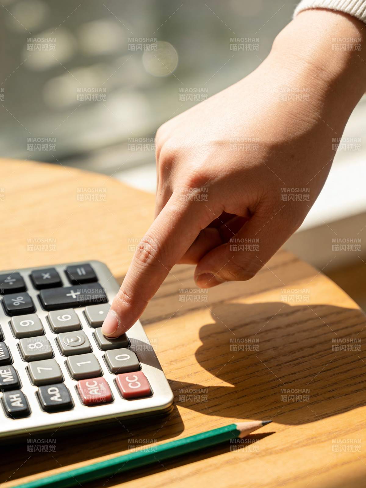 手指轻按计算器图片