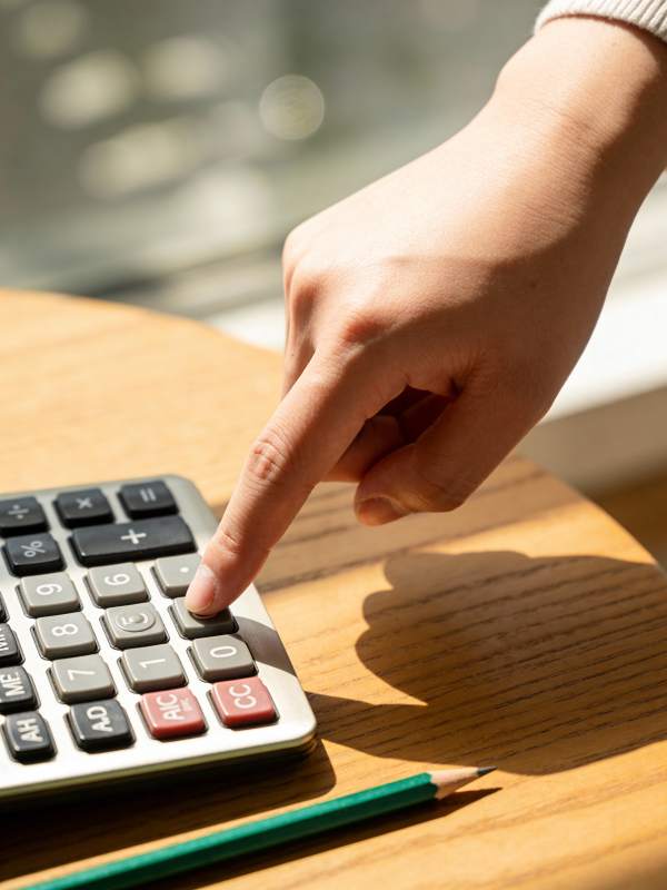 手指轻按计算器图片