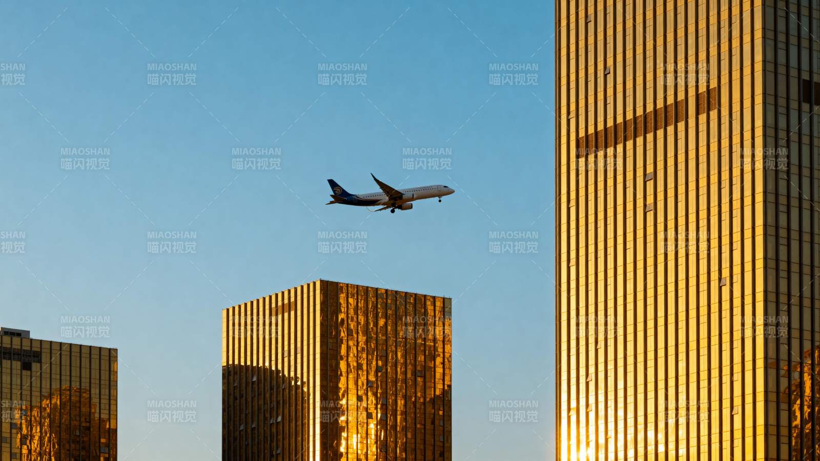 飞机掠过城市高楼图片