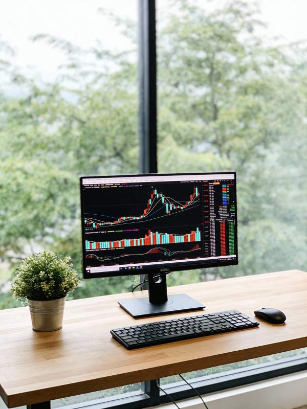 股市图表办公桌图片