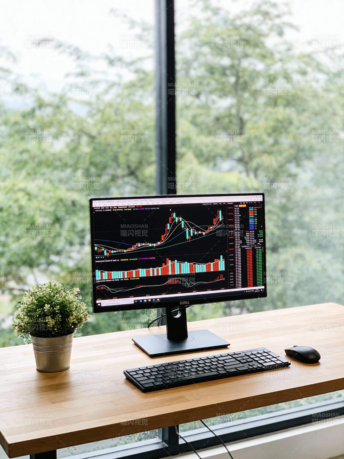 股市图表办公桌图片