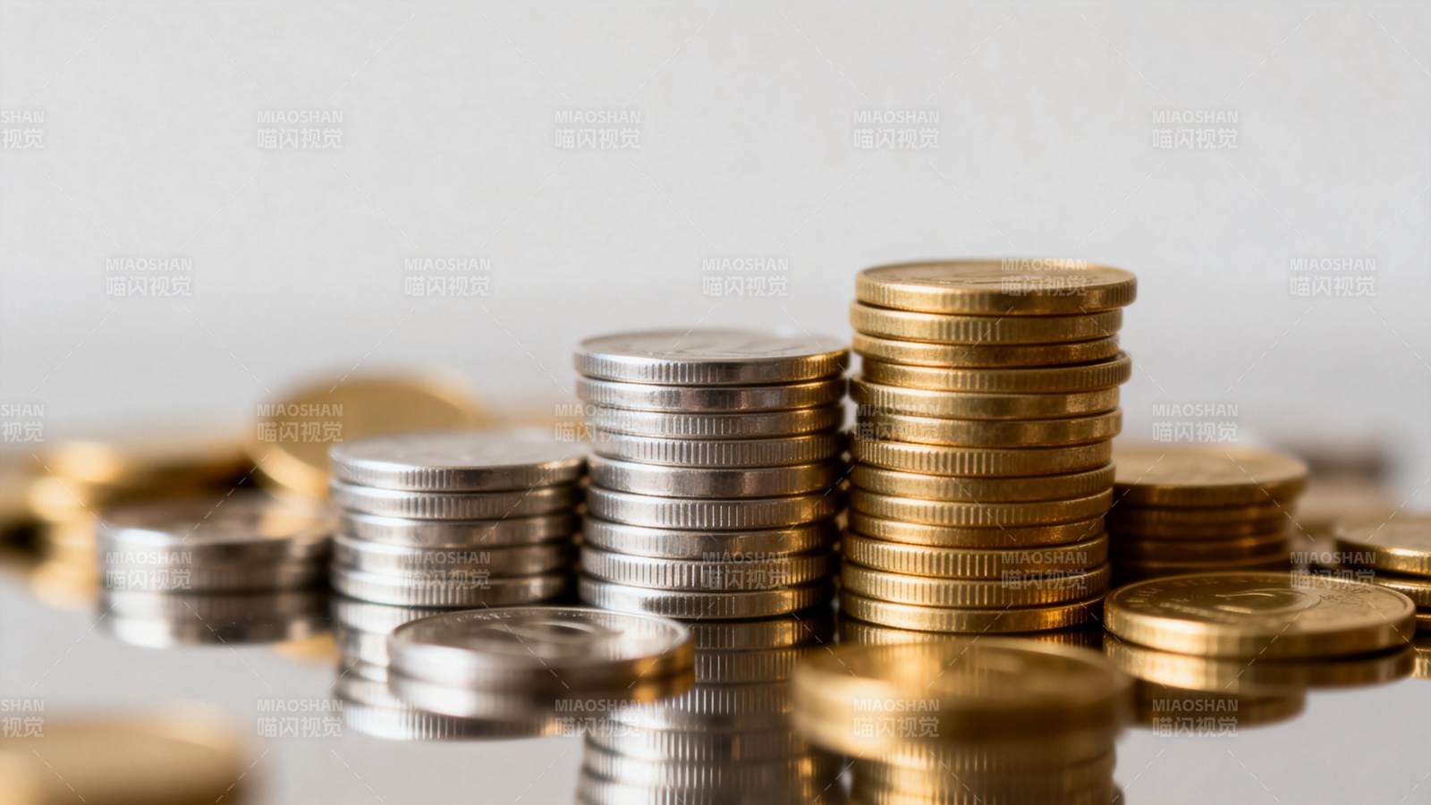 金币银币堆叠图片
