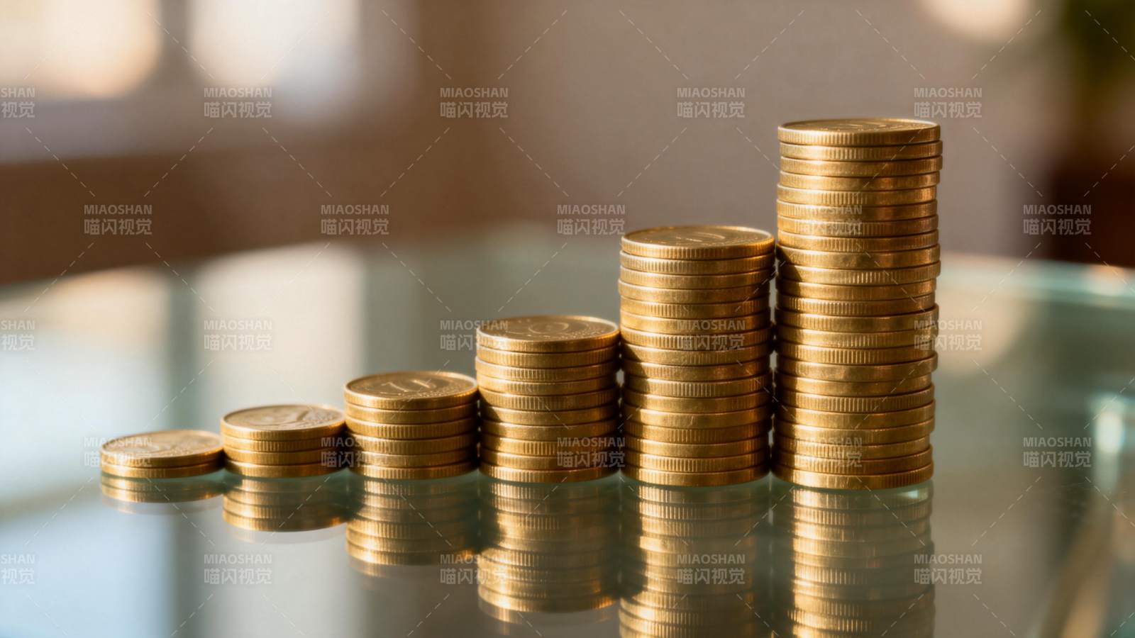 金币堆叠成长阶梯图片